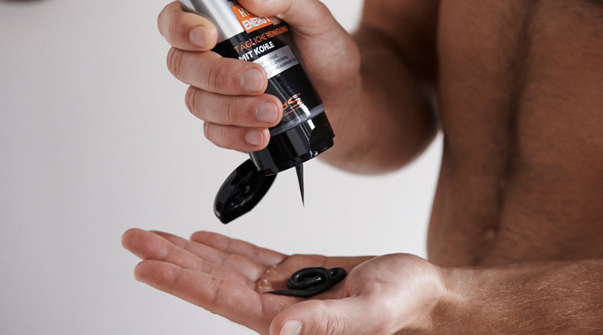 Mann mit Reinigungsgel in der Hand